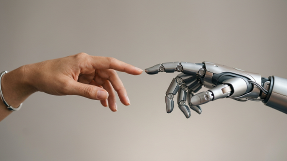 IA mà humana robot màrqueting digital Intel·ligència artificial en màrqueting digital amb mà humana i robot