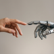 Intel·ligència artificial en màrqueting digital amb mà humana i robot